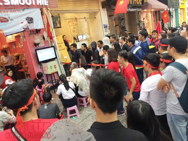 Nghẹt thở, vỡ òa cảm xúc khi U23 Việt Nam gỡ hòa ảnh 3